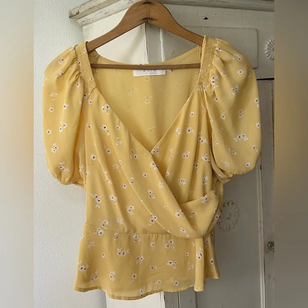 ASTR the label | Women’s Butter Yellow Floral Vneck Ruffle Hem Puff SleeveTop, S